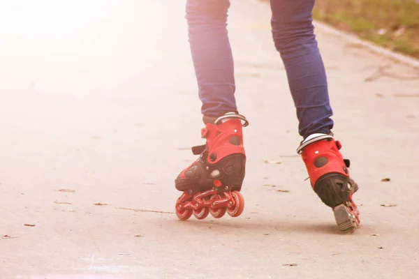 Uma menina praticar esportes no parque, patinação em rolo — Fotografia de Stock