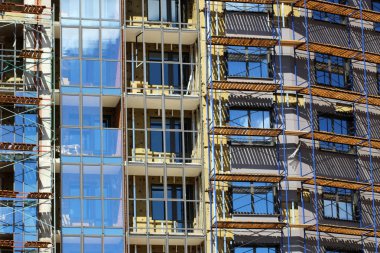 Gökyüzünü yansıtan windows ile bir bina modern cephe