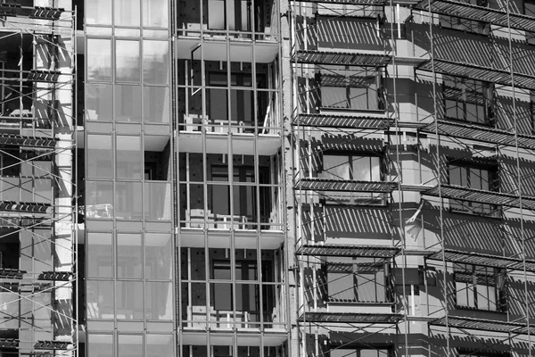 Facciata moderna di un edificio con finestre che riflettono il cielo — Foto Stock