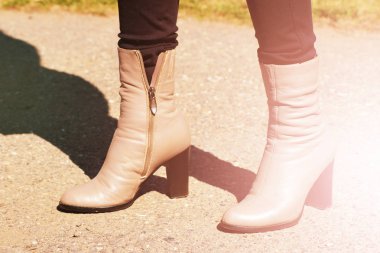 Kahverengi kadının çizme, hafif deri ayakkabı