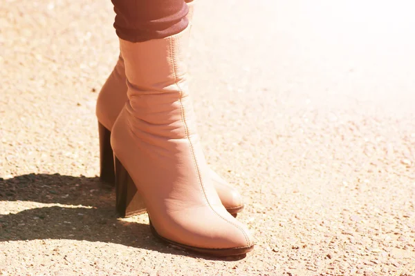 Kahverengi kadının çizme, hafif deri ayakkabı — Stok fotoğraf