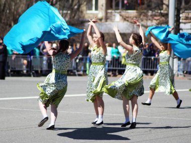 9 Mayıs 2018. Izhevsk, Rusya Federasyonu. Festivalde halk dansları dans kızlar.