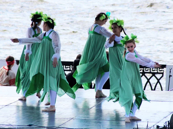 9 мая 2018 года. Черногория - 2006. Девушки танцуют народные танцы на фестивале . — стоковое фото