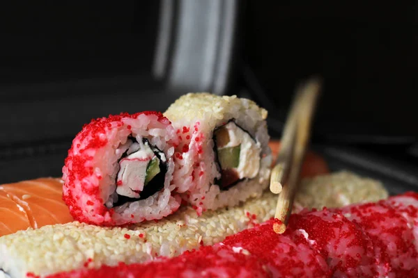 Суши из лосося, японская еда — стоковое фото