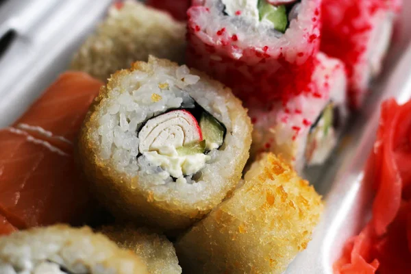 Łosoś sushi bułki, japońskie jedzenie — Zdjęcie stockowe