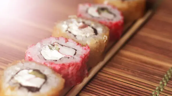 Ρολά σολωμού σούσι, ιαπωνικό φαγητό — Φωτογραφία Αρχείου