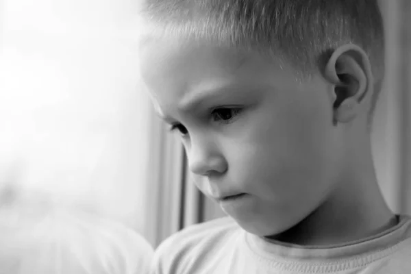 Anak yang sedih di jendela, kesepian dan depresi — Stok Foto