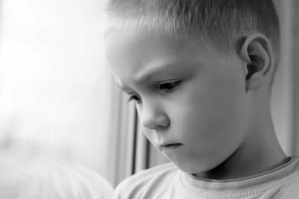 Rapaz triste à janela, solidão e depressão — Fotografia de Stock