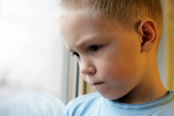Sorglig pojke vid fönstret, ensamhet och depression — Stockfoto