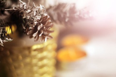 Noel ağacının üstünde kar konisi, tatil ve mumlar