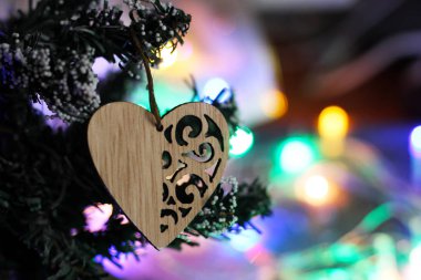 Yeni yıl kış kompozisyonu. Tahta kalp oyuncağı..