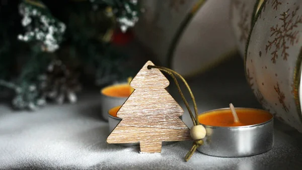 Houten kerstboom speelgoed, feestelijke compositie — Stockfoto