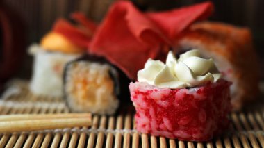 Karidesli suşi, avokado, krem peynir ve susamlı. Suşi menüsü. Japon yemeği..