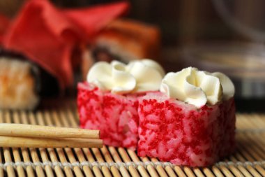 Karidesli suşi, avokado, krem peynir ve susamlı. Suşi menüsü. Japon yemeği..