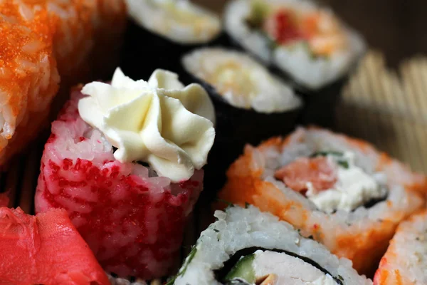 Sushi roll sushi z krewetkami, awokado, serem śmietankowym, sezamem. Menu z sushi. Jedzenie japońskie. — Zdjęcie stockowe