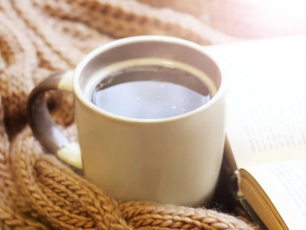 Une tasse de café chaud et une écharpe chaude beige — Photo