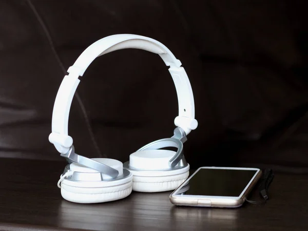 Auriculares blancos con smartphone móvil —  Fotos de Stock