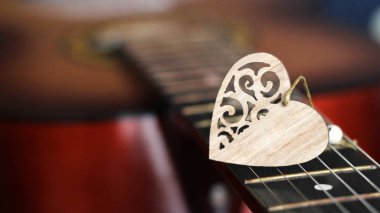 Gitarın tellerinde tahta bir kalp