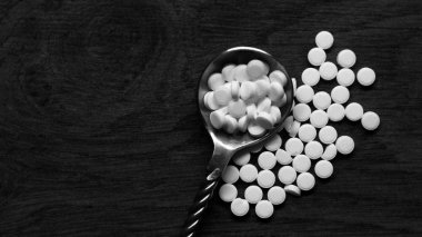 Diyabet konsepti. Bir kaşıkta şeker ikame tabletleri.