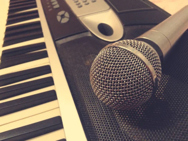 Piyanonun Tuşlarındaki Metal Mikrofon — Stok fotoğraf
