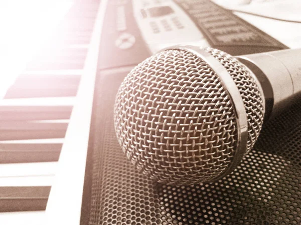 Microfone Metal Nas Teclas Piano — Fotografia de Stock