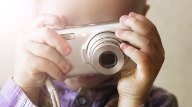 Kameralı neşeli çocuk.