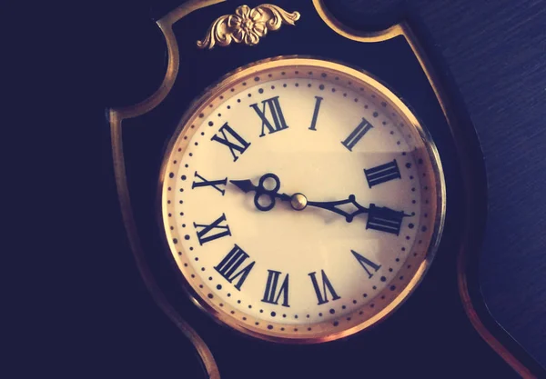 Vintage Uhr Mit Römischen Ziffern Auf Dem Zifferblatt — Stockfoto