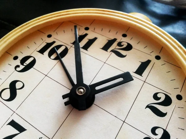 Velho Relógio Grande Está Muito Perto — Fotografia de Stock
