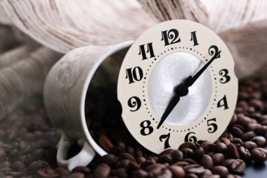 Kahve çekirdeklerinin üzerinde duran çalar saat. Kahve zamanı konsepti. Çok yakındı..