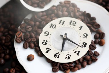 Kahve çekirdeklerinin üzerinde duran çalar saat. Kahve zamanı konsepti. Çok yakındı..