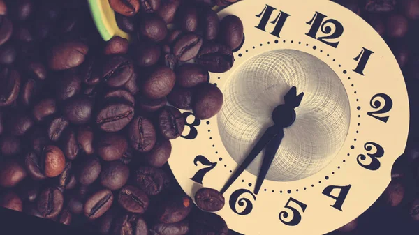 Çalar Saat Ahşap Bir Masa Üzerinde Kahve Çekirdekleri — Stok fotoğraf