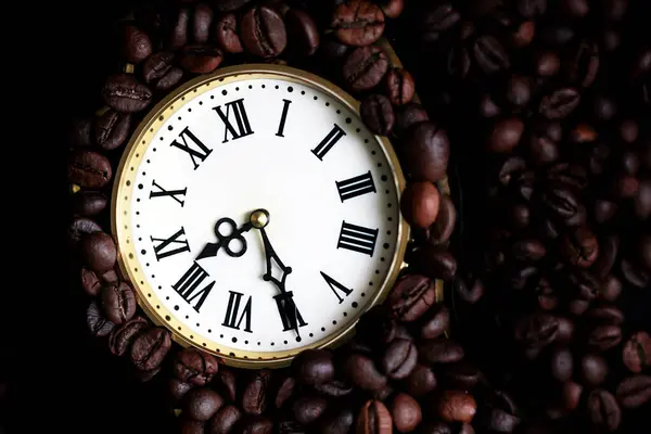 Ρολόι Αντίκα Λατινικούς Αριθμούς Και Κόκκους Καφέ Top View — Φωτογραφία Αρχείου