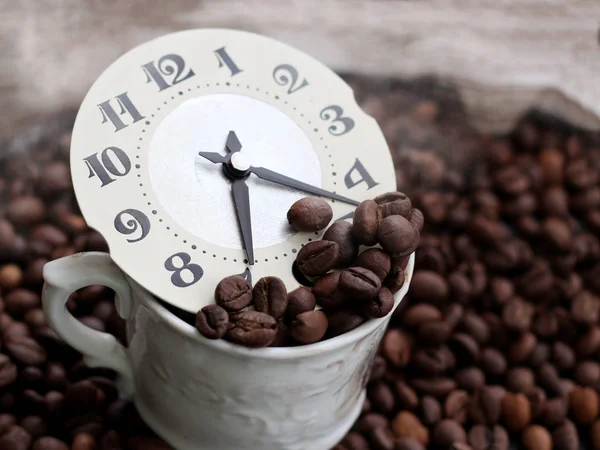 Relógio Alarme Sobre Grãos Café Conceito Hora Café Tão Perto — Fotografia de Stock