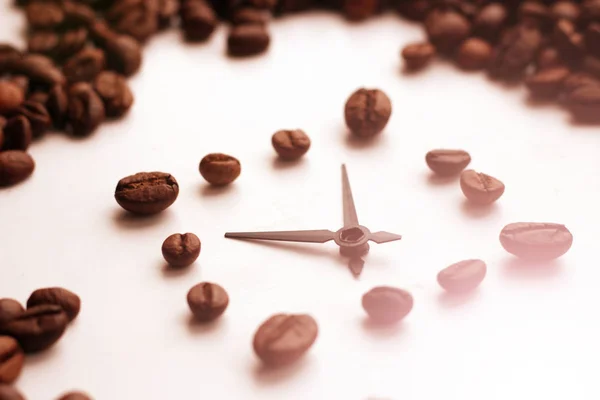 Wekker Koffie Bonen Een Houten Tafel — Stockfoto