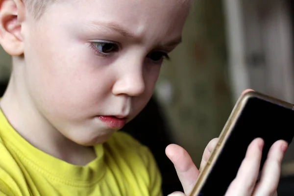 Liten Pojke Barn Leker Spel Smartphone Mobiltelefon Teknikutveckling — Stockfoto