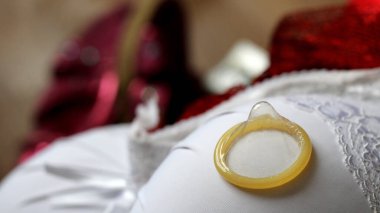 Lateks prezervatif ve kadın eşyaları kanepeye çok yakın.