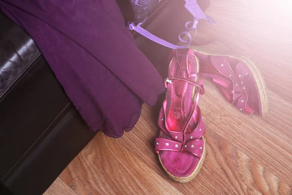 Yerde Pembe Ayakkabılar Deri Koltukta Bir Elbise Üst Manzara — Stok fotoğraf