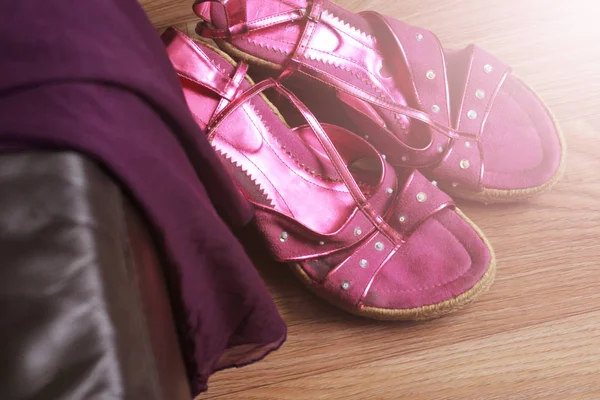 Zapatos Rosados Suelo Vestido Sofá Cuero Vista Superior — Foto de Stock