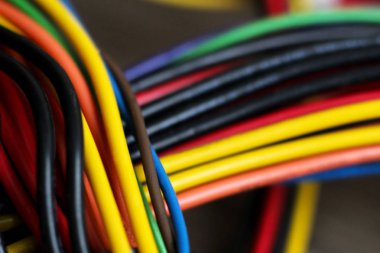 Renkli kablolar ve araç çok yakın, onar