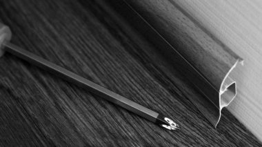 Plastik zemin plinth kurulum ve kurulum teknolojisi, kadife iletişim kablosunda yatıyor.