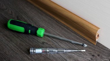 Plastik zemin plinth kurulum ve kurulum teknolojisi, kadife iletişim kablosunda yatıyor.