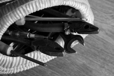 beyaz zemin üzerinde araç gereç