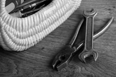 beyaz zemin üzerinde araç gereç