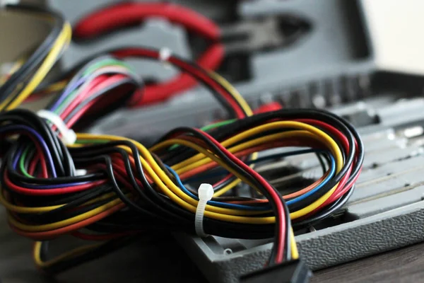 Electrician Peeling Insulation Wires Κλείσιμο Χέρια Και Πένσες — Φωτογραφία Αρχείου
