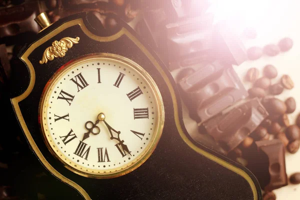 Reloj Retro Con Números Romanos Granos Café Chocolate Vista Superior —  Fotos de Stock