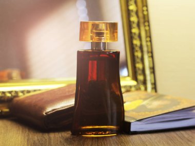 Güzel bir parfüm şişesi çok yakın, kahverengi