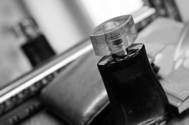 Güzel bir parfüm şişesi, siyah beyaz bir görüntü.