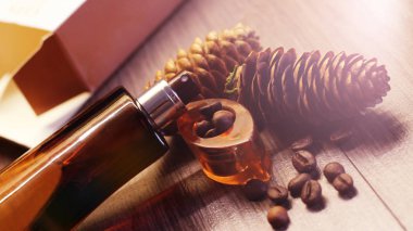 Kahverengi cam ve köknar kozalakları, parfüm kompozisyonu, lüks nesneler.