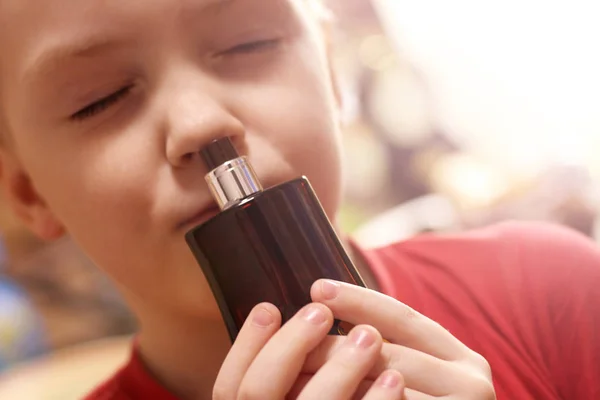 Criança Cheirar Perfume Mãe Tão Perto Menino — Fotografia de Stock