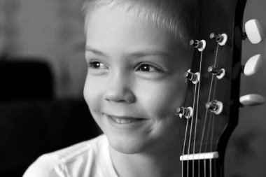 Pozitif çocuk ve gitar, neşeli portre çok yakın